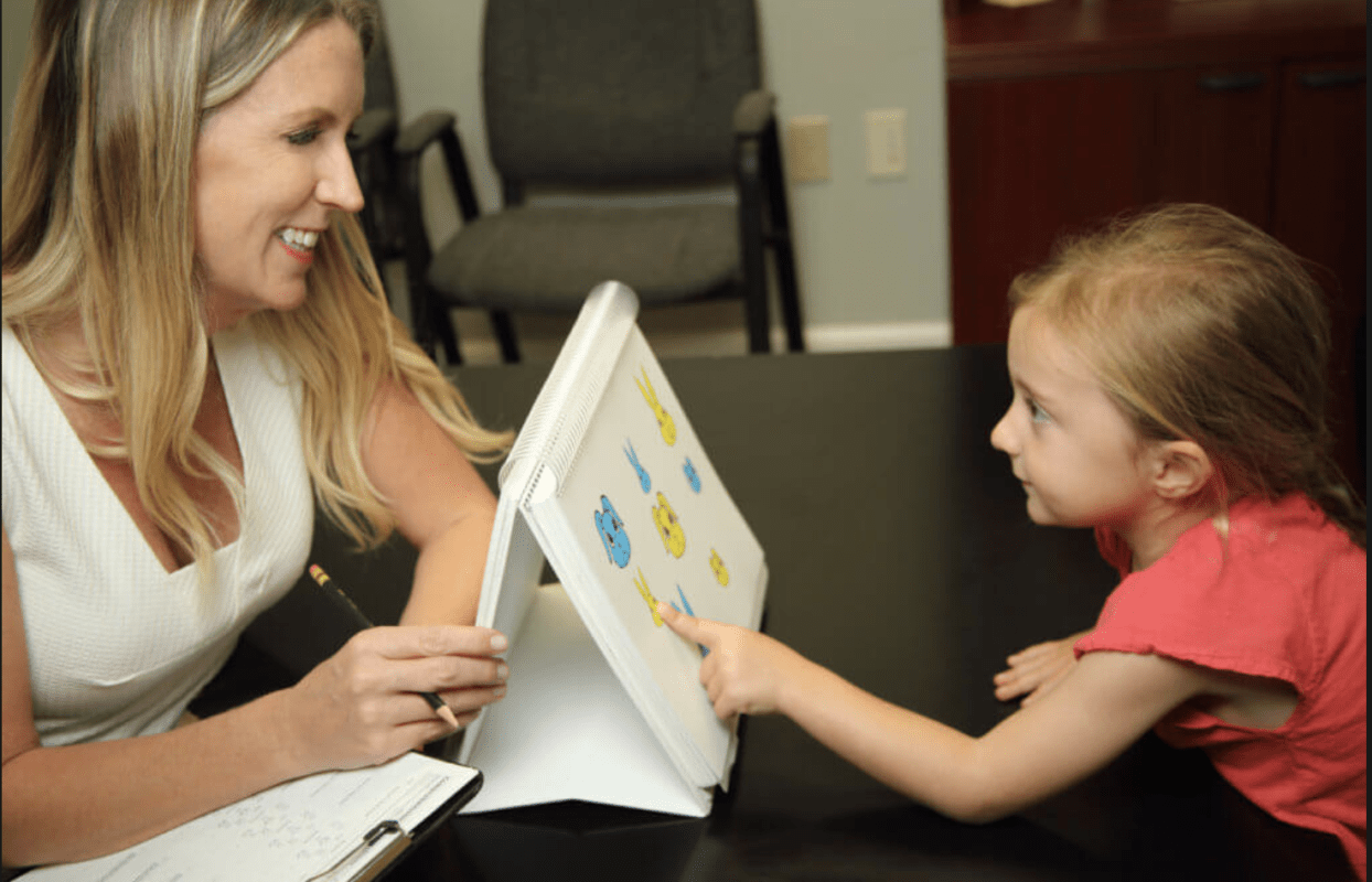 neuropsycholog wykonuje test dziecku i odbywa się neuropsychologiczna diagnoza dziecka